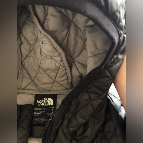 The North Face®️ Windbreaker Jacket - Picture 3 of 9